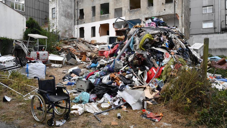 Arteixo se despide del edificio de los trapicheos de droga en Meicende