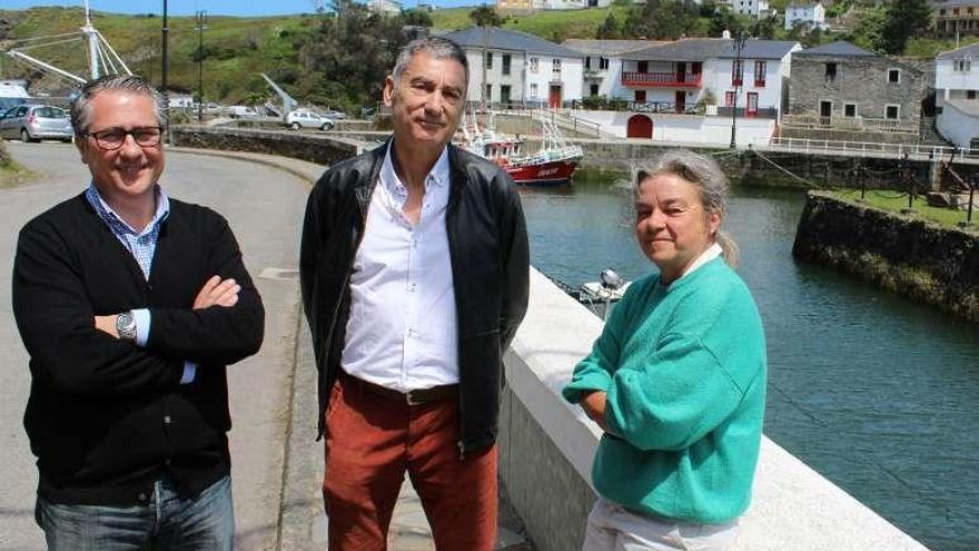 Fernández Salinas, acompañado por Fran Suárez y Begoña Bedia, de la asociación vecinal, en el puerto de Viavélez.