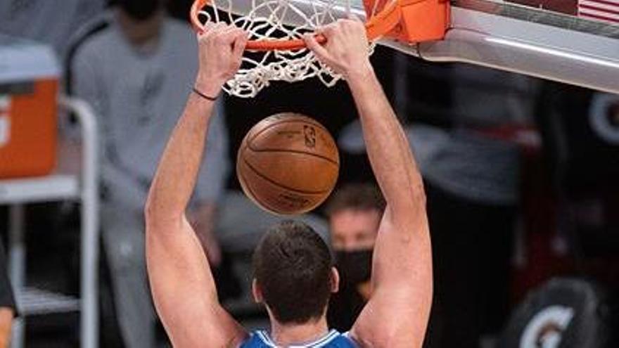 Marc Gasol machaca el aro.