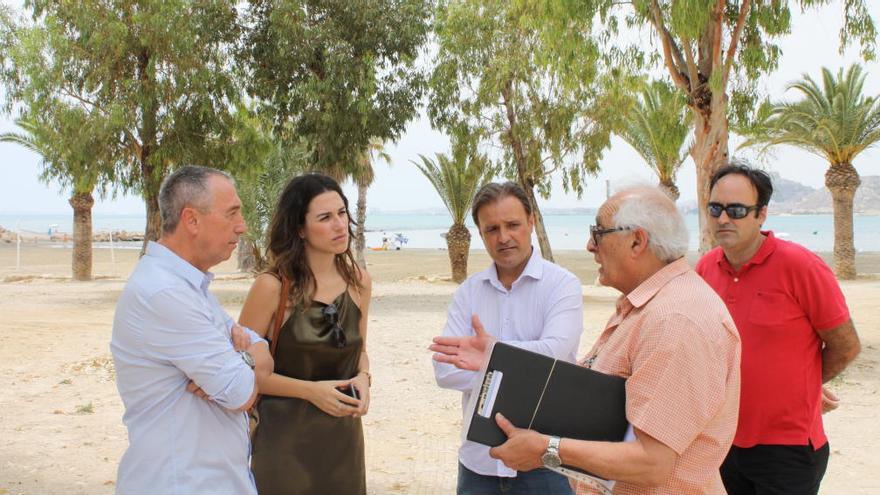 Ernesto Jarabo, presidente de la asociación Playa Blanca, explica a los cargos de Compromís el estado de la playa
