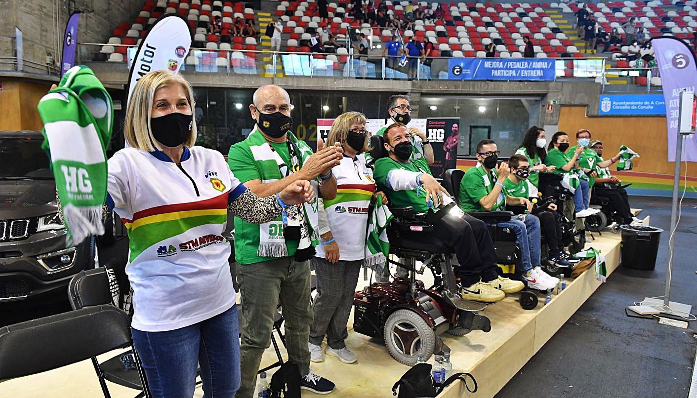 Equipo de hockey en sillas de ruedas eléctrica de Barberá del Vallés, invitado por el Liceo. |  // VÍCTOR ECHAVE