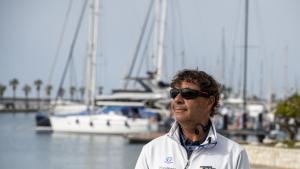 El director del equipo español de Copa América de vela de mujeres y jóvenes SailTeam BCN, Guillermo Altadill, en el Port dAiguadolç de Sitges.