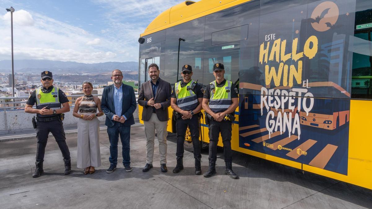 José Eduardo Ramírez, Josué Íñiguez y varios agentes policiales junto a una guagua con el anuncio de la campaña