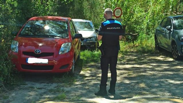 Un agente de la Policía de Cangas, ayer, multando a un vehículo.