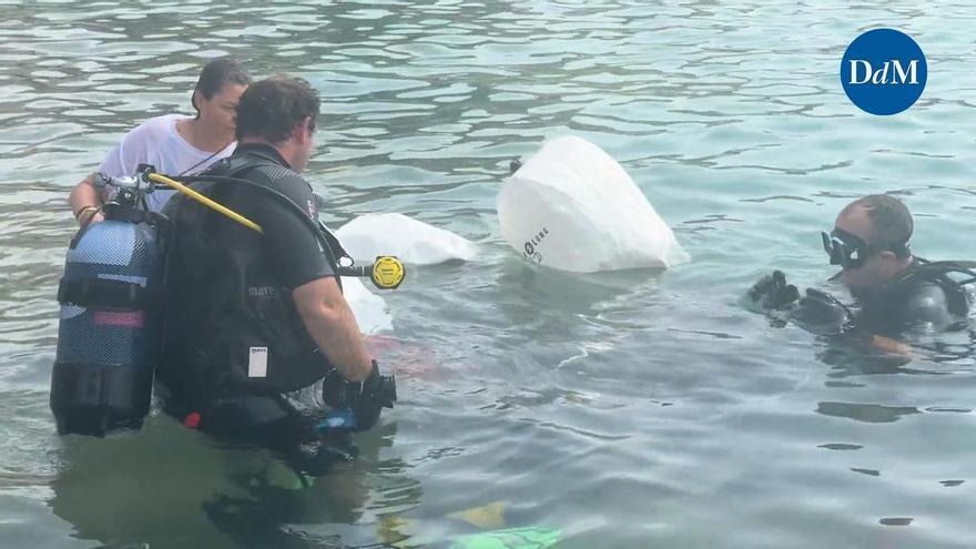 Puerto Portals retira 122 kilos de residuos del mar en una jornada ambiental
