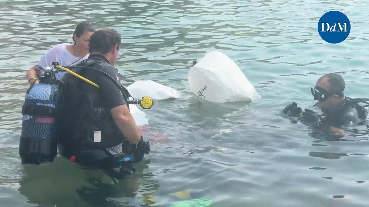 Puerto Portals retira 122 kilos de residuos del mar en una jornada ambiental