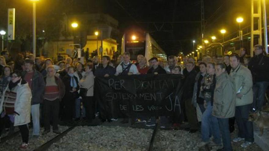 Los vecinos de Burjassot exigen en la calle que se soterren las vías