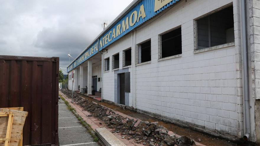 Estado que presentaba ayer la fachada de la instalación deportiva. |  // I. ABELLA