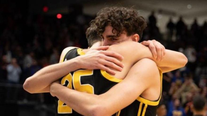 Guillermo (25) y Jorge Díaz Graham se abrazan tras su penúltima victoria. | | NCAA