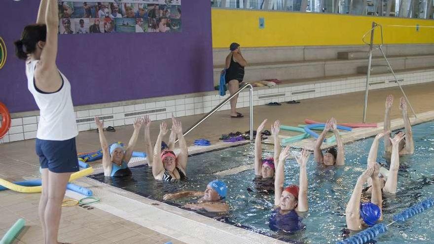 Las actividades para mayores en la piscina tienen lista de espera. // Bernabé