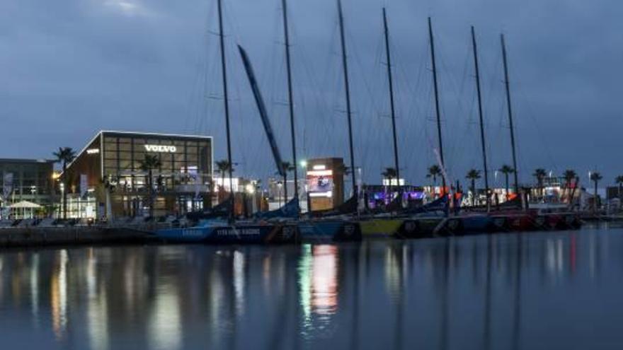 Los siete barcos de la Volvo Ocean Race en el Puerto de Alicante, esperando su salida que tendrá lugar este domingo.