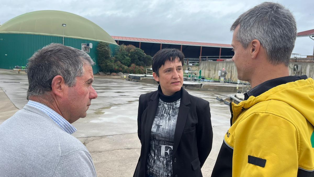 La directora general d'Agricultura i Ramaderia,Elisenda Guillaumes, visitant la planta de biogas de Mas Bes a Salitja.