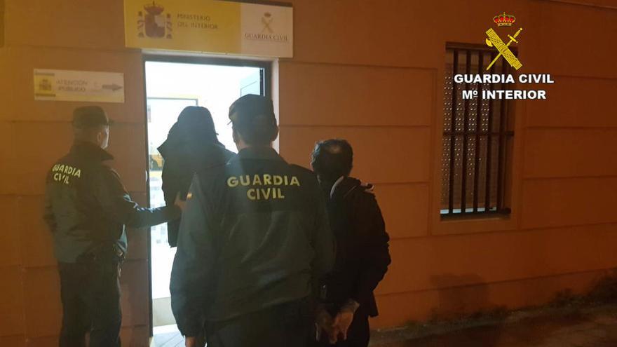 Los detenidos a la entrada del cuartel de la Guardia Civil de Cangas. // G.C.