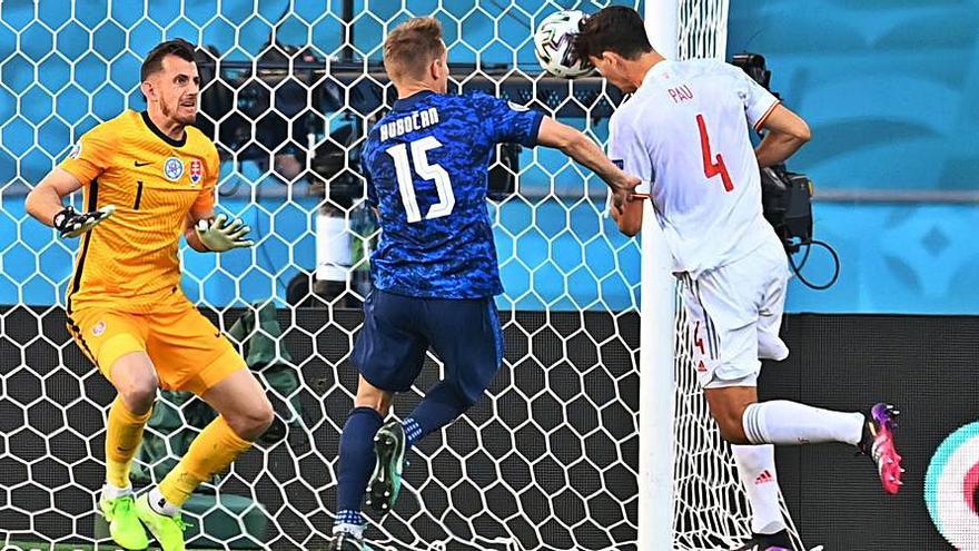 Pau Torres cabecea a gol frente a Dubravka. | EFE/DAVID RAMOS