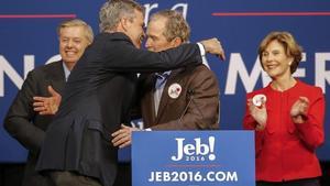 Jeb y George Bush, en un acto de la campaña del primero cuando era candidato.