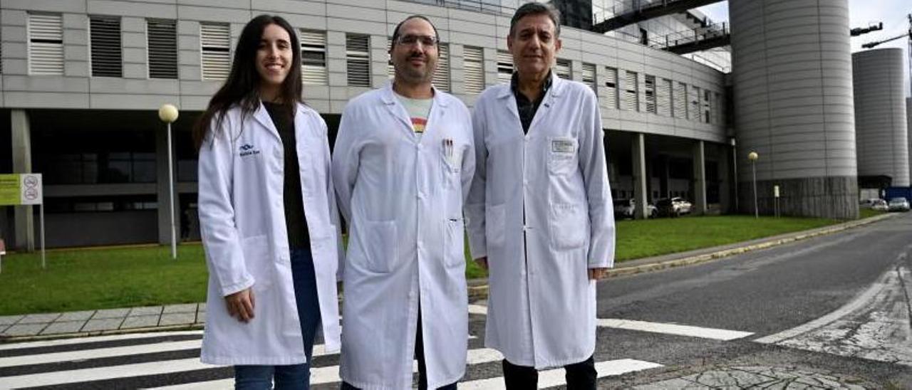 Ana , Santiago y Carlos Crespo, ante el Hospital Montecelo de Pontevedra. // RAFA VÁZQUEZ