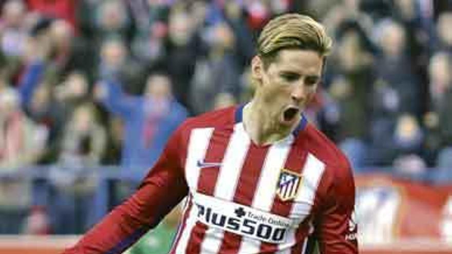 Torres celebra su gol número cien con la camiseta del Atlético.