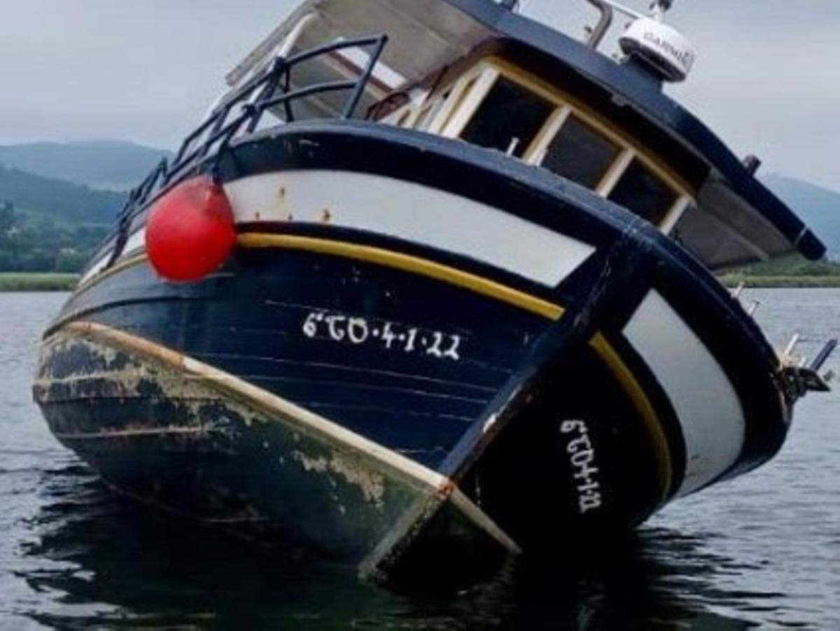 El barco encallado anoche en el río Ulla, a la altura de Catoira, ocupa un importante espacio natural.