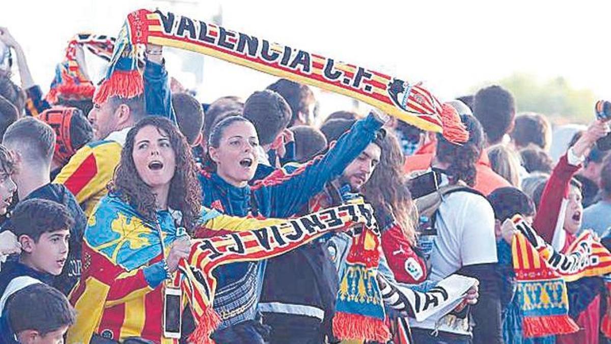 Una imagen de archivo de la afición del Valencia CF durante la final de la Copa del Rey de 2022