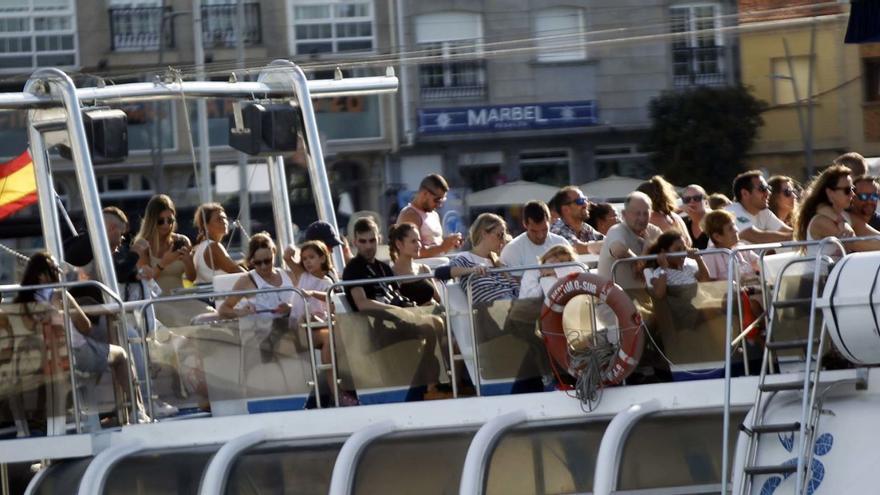 Turistas en uno de los catamaranes que operan en el puerto de O Grove. |   //  NOÉ PARGA