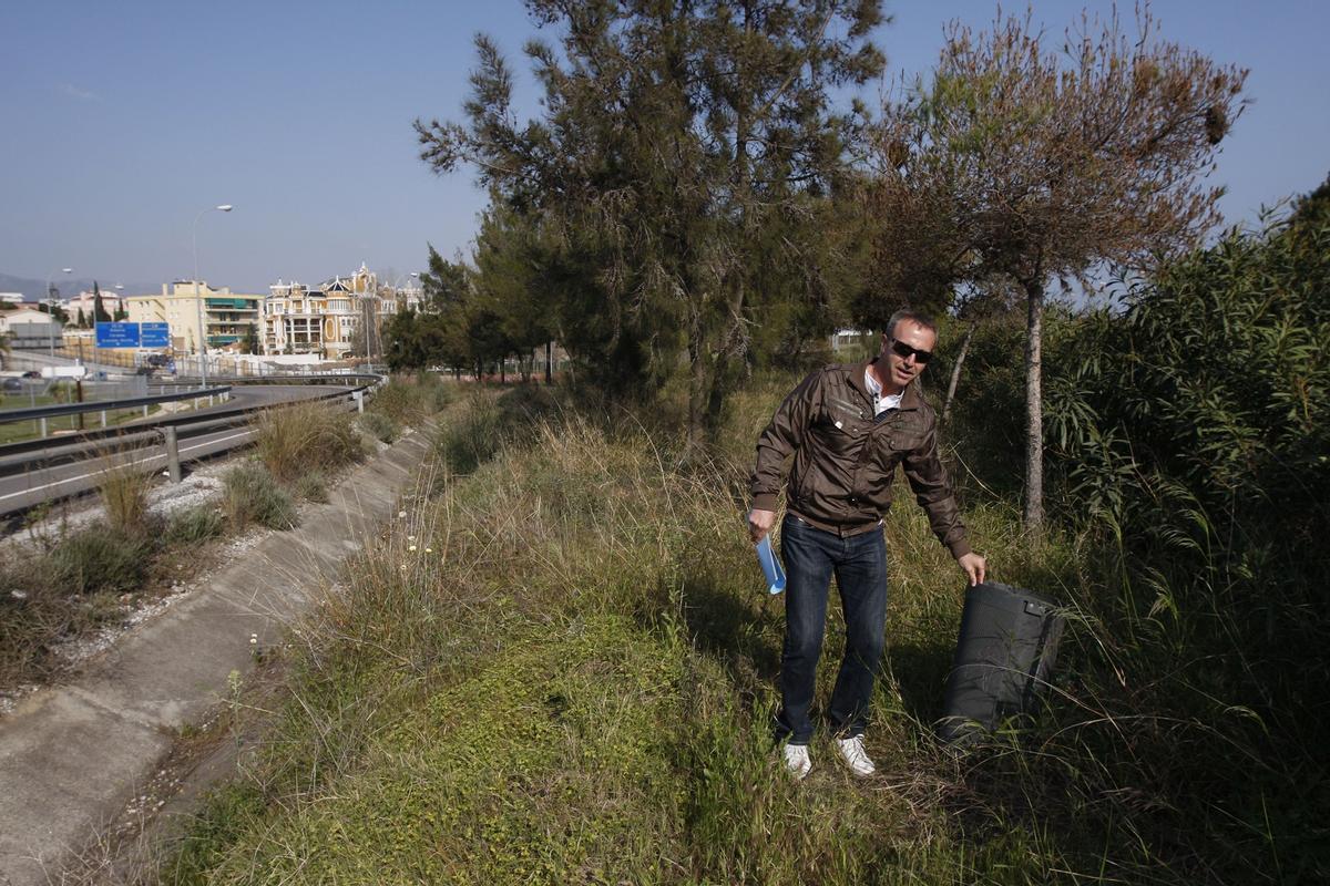 Miguel Millán, en 2012, en una zona verde que el Ayuntamiento informó a los vecinos que debía mantener también la EUC Parque Teatinos.