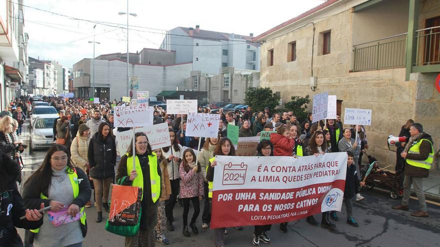Los manifestantes recorrieron el centro urbano de Xinzo, ayer. |   // IÑAKI OSORIO