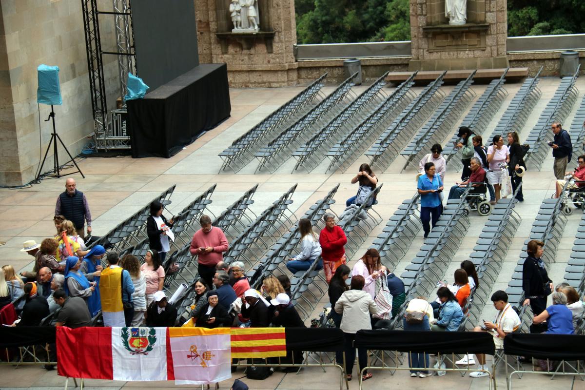 Els assistents han ocupat les cadires més pròximes al recorregut previst pel pontífex