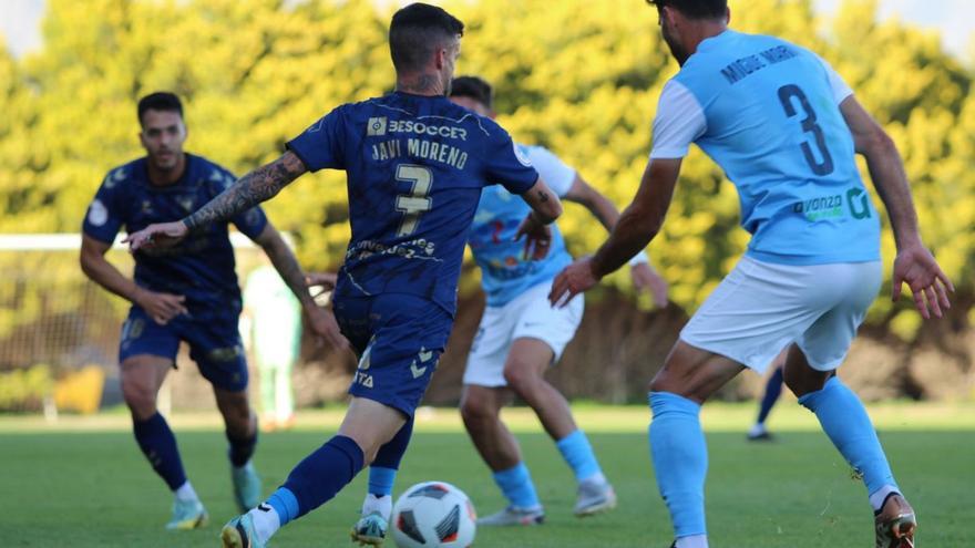 Javi Moreno conduce el balón ante la presión de un rival. | UCAM MURCIA CF