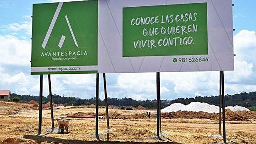 Explanación para el campo de fútbol, caseta de ventas en Pardo Bazán y cartel que anuncia la próxima venta de viviendas.