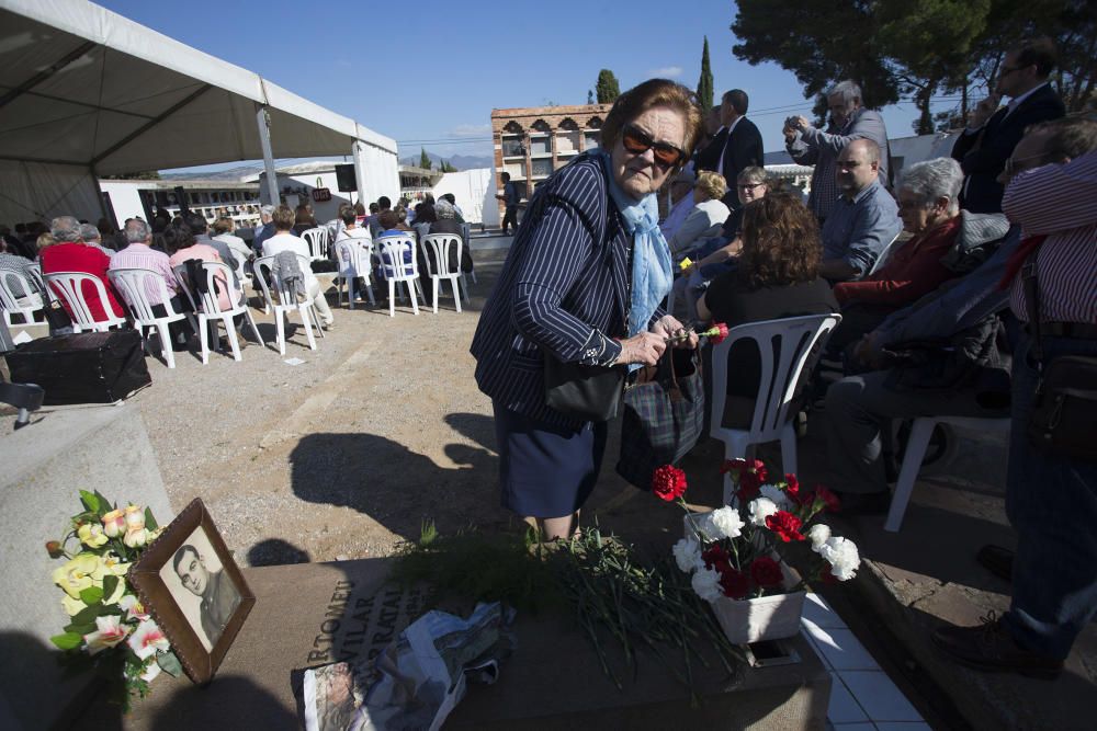 Homenaje a los difuntos en el cementerio de Castelló