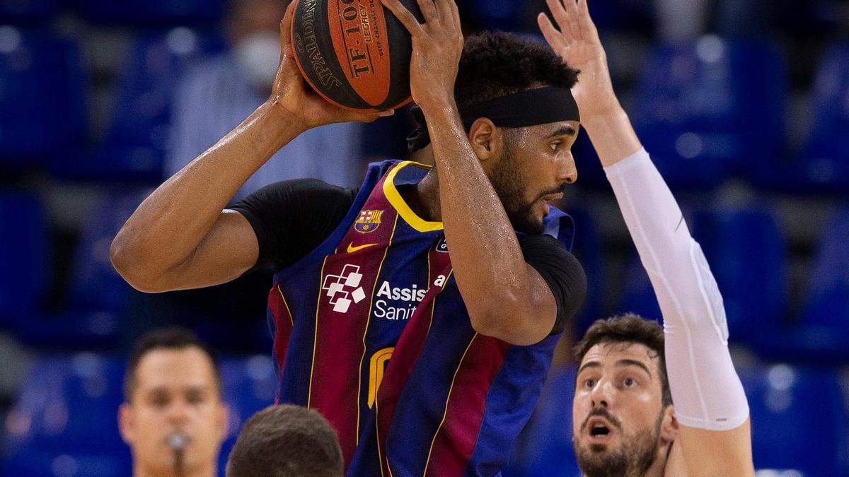 Davies, ante Tomic en una acción del partido.