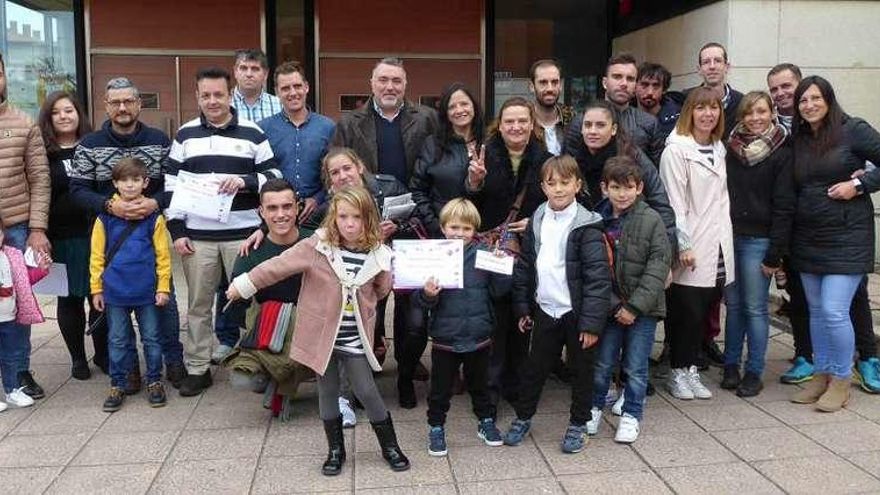 Todos los participantes en el concurso tras la entrega de premios, con representantes de la asociación de vecinos, en La Fresneda.