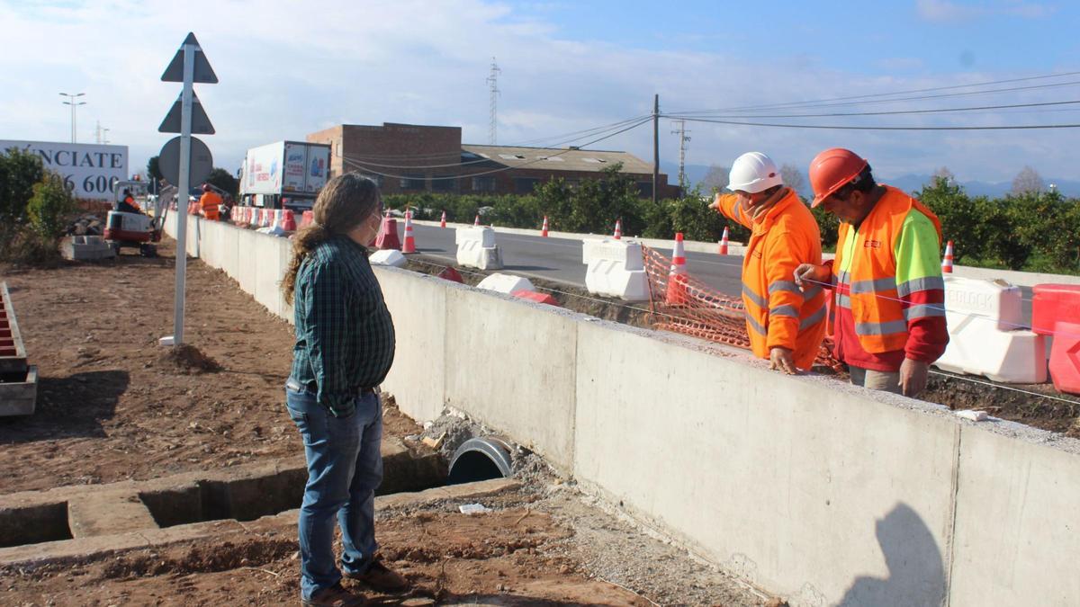 El concejal de Urbanismo, Bruno Arnandis, visitó las obras de ampliación de la conexión del carril bici con la CV-18.