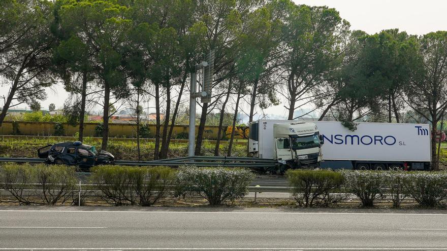 Sis morts, dos d&#039;ells guàrdies civils, després que un camió hagi envestit un control a Sevilla