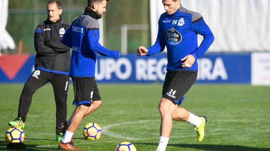 Schär, con el balón en el entrenamiento de ayer, con Bruno Gama y Javier Manjarín a su derecha.