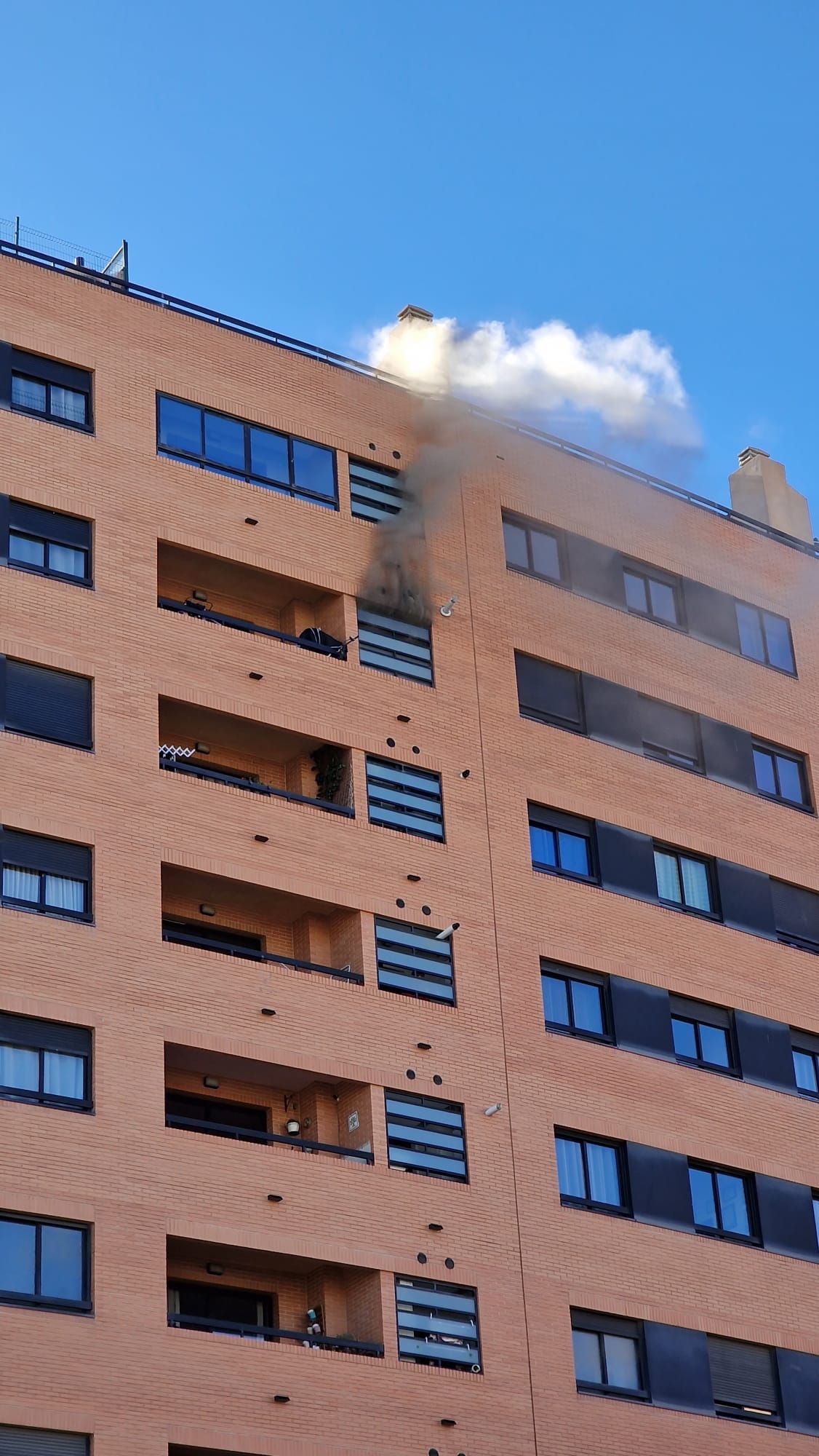 Un intoxicado en un incendio en una vivienda de Alicante