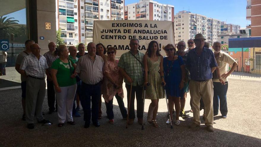 Pérez de Siles, en el centro, posa junto a los vecinos.