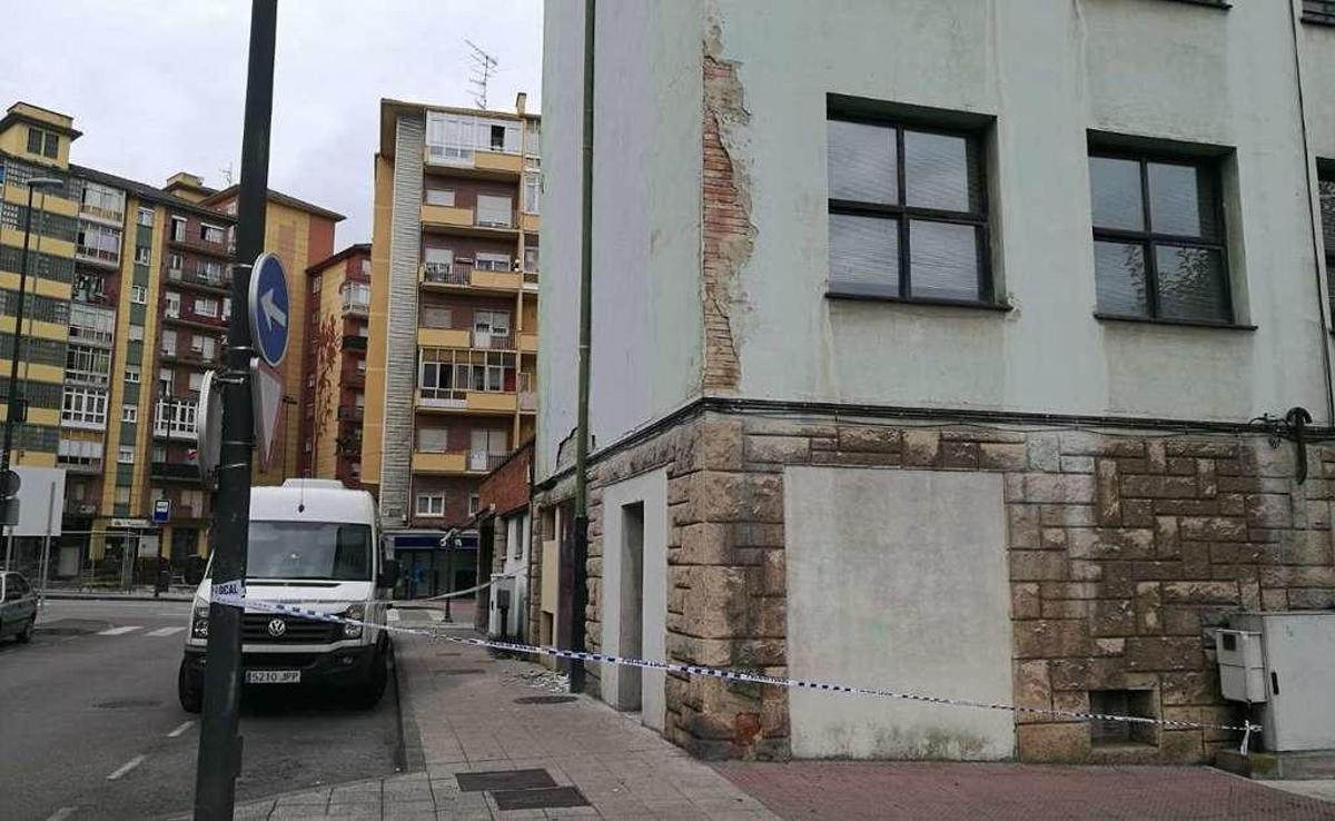 La acera de la travesía Juan de Grijalba, acordonada por desprendimientos en el viejo ambulatorio.