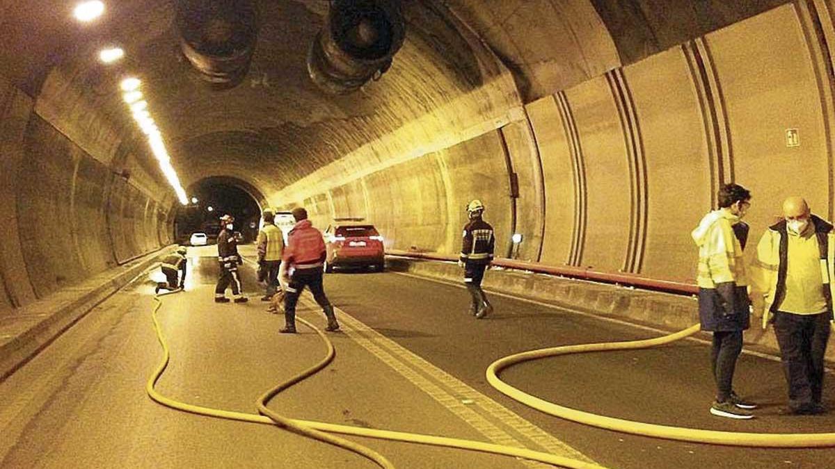 Bomberos probando el nuevo sistema de riego.