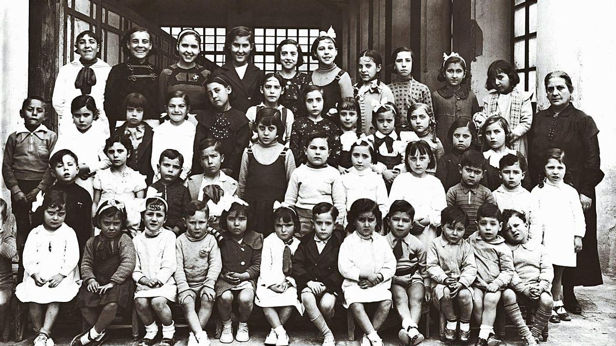 Alumnas de la maestra Elena García Gisbert en 1938 y que tras la guerra fue depurada.