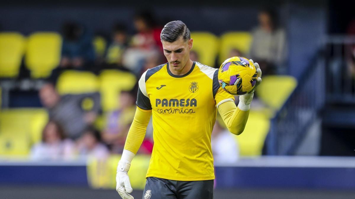Diego Conde, portero del Villarreal, durante un calentamiento