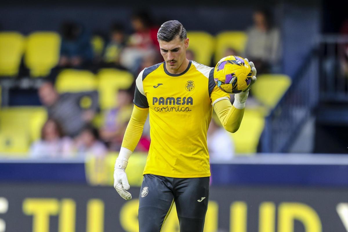 Diego Conde, portero del Villarreal, durante un calentamiento