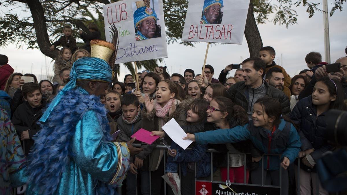 Los niños entregan sus cartas al rey Baltasar, en la cabalgata del 2017 en Barcelona