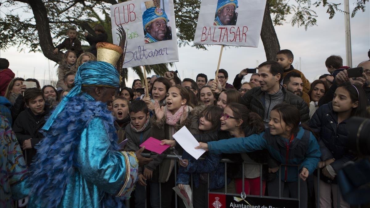 Los niños entregan sus cartas al rey Baltasar, en la cabalgata del 2017 en Barcelona. 