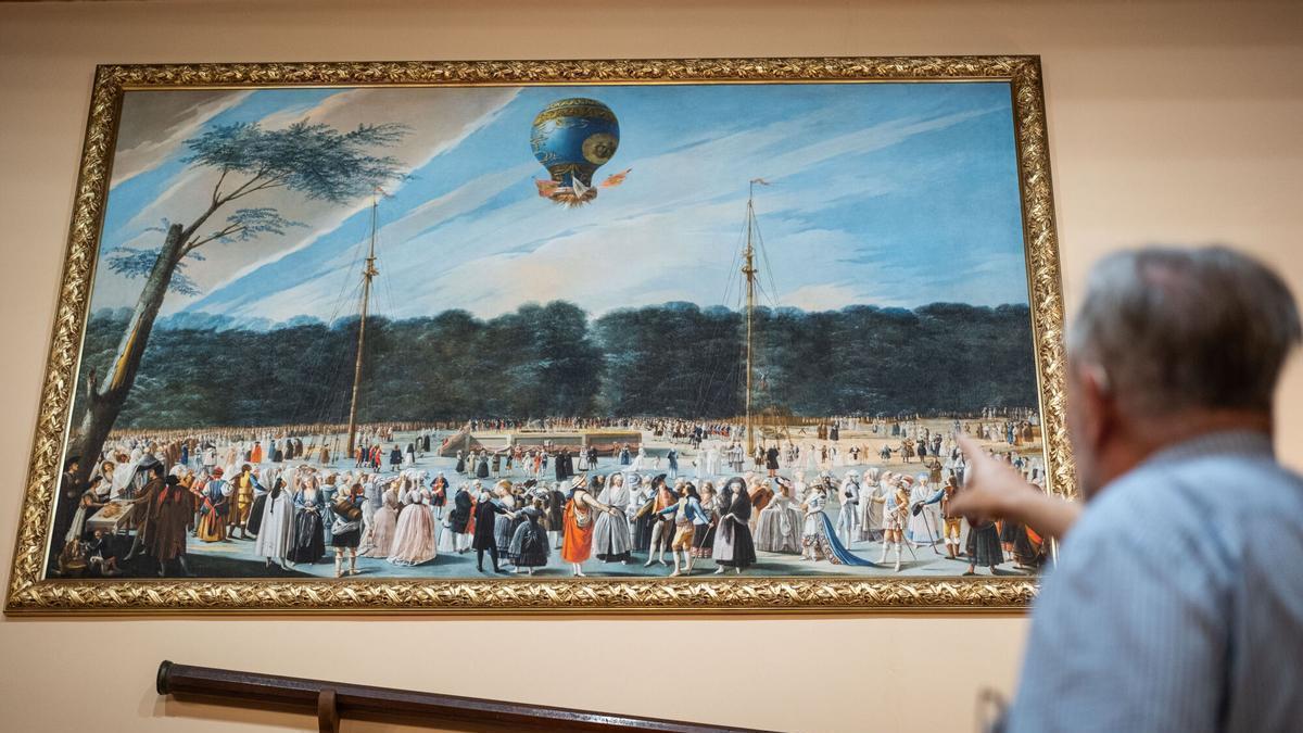 José Gómez Soliño, presidente de la Real Sociedad Amigos del País de Tenerife, muestra la réplica del cuadro de Antonio Carnicero, 'Ascensión de un globo Montgolfier en Aranjuez'