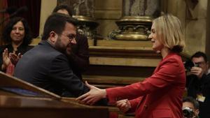Jéssica Albiach felicita el president Pere Aragonès després de l’aprovació dels pressupostos, el 2023.