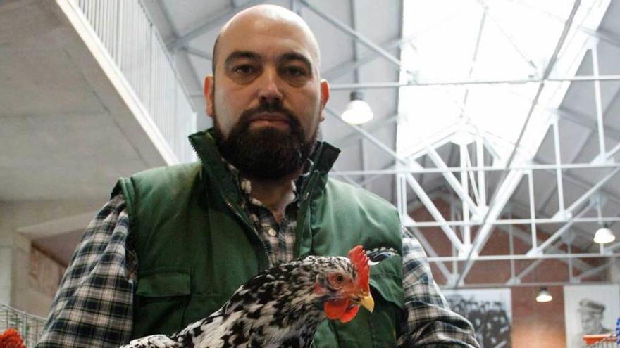 José Ramón Vidal, con la gallina elegida mejor ejemplar.