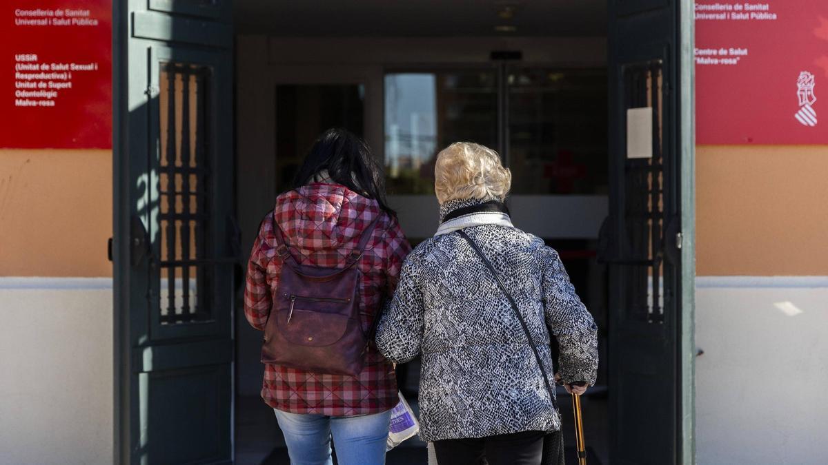 Una pareja de mujeres entrando en un centro de salud en València.