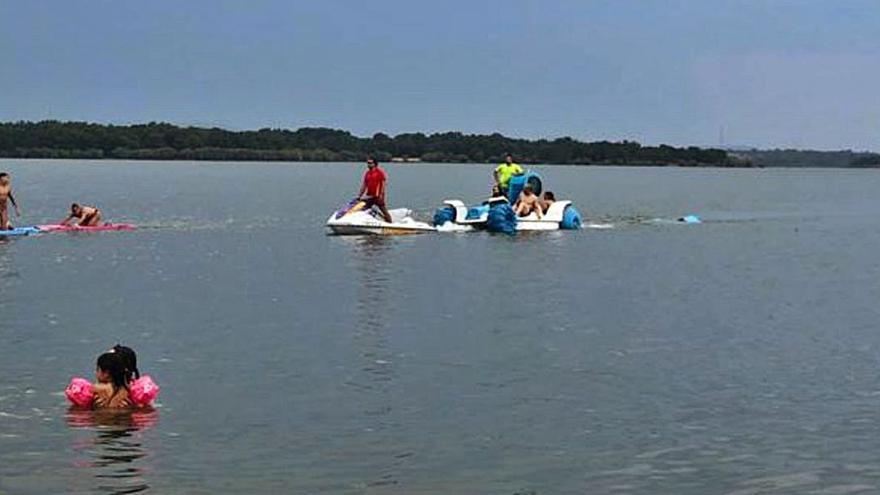 Rescate de la familia en la playa fluvial de Villardeciervos. | A. H.