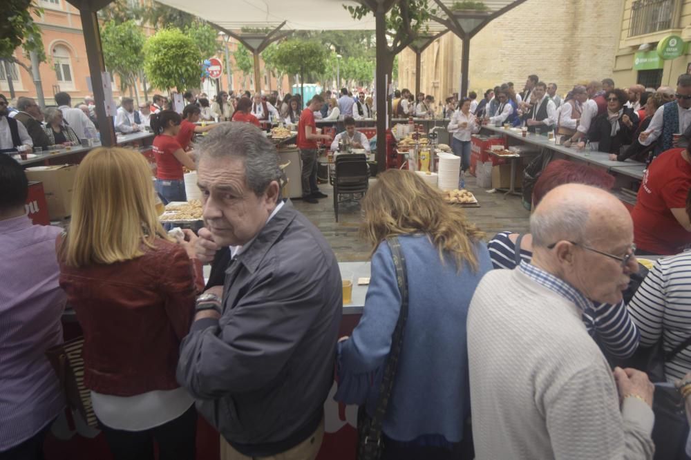 Ambiente en la plaza del Teatro Romea en el Bando